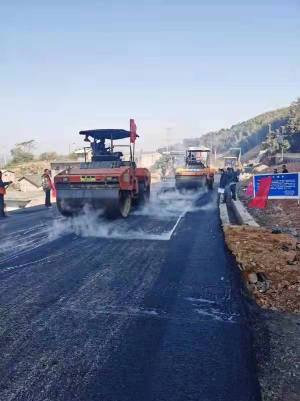 余長(zhǎng)公路磨形至長(zhǎng)坪路段封閉施工 路面新舊蛻變鋪就民生幸福路